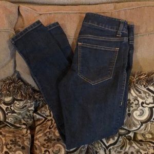 Cremieux size 2 skinny legged jeans